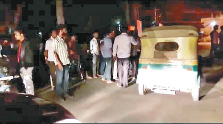 一群暴民「點錯相」，包圍米卡的汽車。（互聯網圖片）