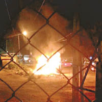米卡的汽車遭暴民放火焚燒。