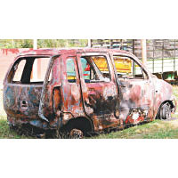 米卡的汽車嚴重焚毀。