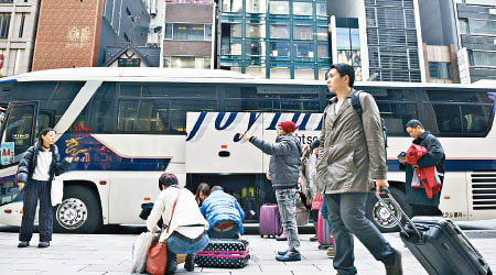 載着中國遊客的旅遊巴被指令東京塞車。