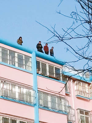 工人走上六樓天台企跳討薪。（互聯網圖片）