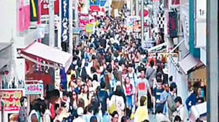 大批華客趁農曆新年外遊，其中日本街頭到處都是中國遊客。（電視畫面）