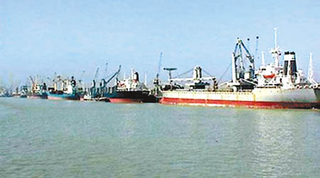 圖為孟加拉的貨運港口。（互聯網圖片）