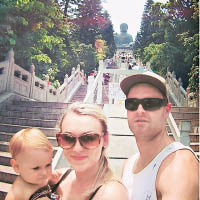女護與丈夫、女兒曾參觀本港天壇大佛。（互聯網圖片）