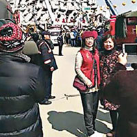 兩紅衣婦拍照捱罵，事後澄清是到災場送上賑災款的義工。