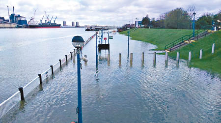 倫敦多處地方出現水浸。（英國環境署圖片）