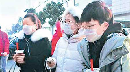 上海氣溫急降，民眾外出要穿厚衣。（互聯網圖片）