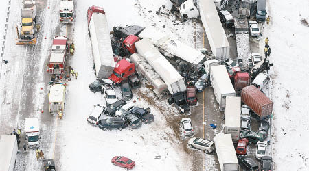鋪滿積雪的公路發生汽車連環相撞。