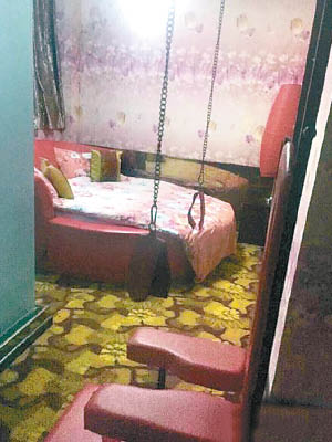 涉事女子上傳的照片可見酒店房內的情趣椅。（互聯網圖片）