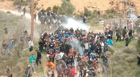 防暴警察向科斯島示威者施放催淚彈。（互聯網圖片）