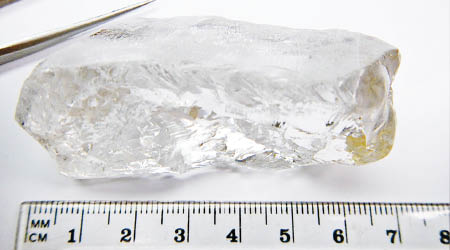 巨鑽成安哥拉有史以來最大的鑽石。