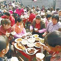 菜式豐盛的農村婚宴經常有「剩菜」。