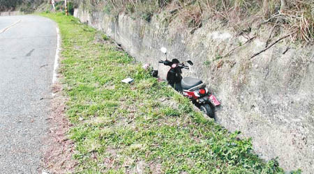 涉事電單車自撞山壁。（中時電子報圖片）