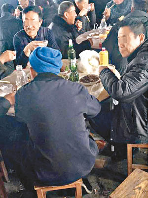 村民出席飲宴，至少付百元禮金。（互聯網圖片）