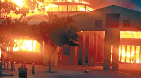 校園建築物着火，現場火光熊熊。（互聯網圖片）