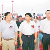 前揭陽市委書記陳弘平和黃向墨出席揭陽樓重建儀式時合照。
