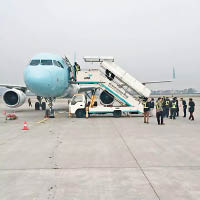 檢疫人員到場後，乘客方獲准下機。