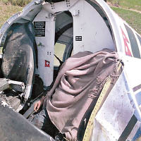現場照片可見，其中一名機師被困駕駛艙內。