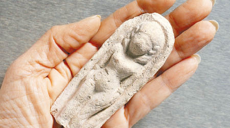 黏土裸女像有數千年歷史。（以色列古物管理局圖片）