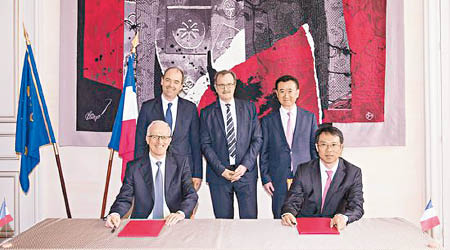 王健林（後排右一）出席萬達集團與歐尚集團簽署協議儀式。