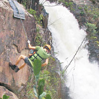 不少遊客愛到大叻攀爬瀑布。（互聯網圖片）