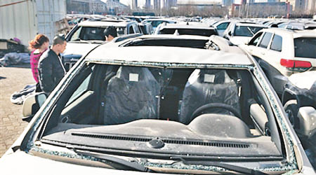 部分待售受損車外部受損嚴重，連擋風玻璃都不見。（互聯網圖片）