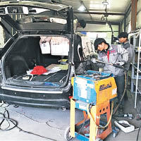 修車行工人翻新一輛津爆受損車。
