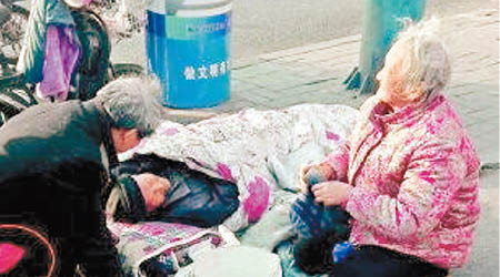 職業乞丐中亦包括長者，他們躺在路旁，博取路人同情。（互聯網圖片）