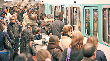 巴黎地鐵繁忙，容易引起恐慌。