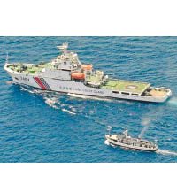中方海警船（上）早前曾在仁愛礁與菲方漁船對峙。