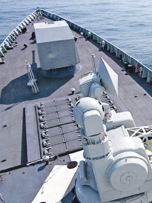 內地軍媒披露神盾級驅逐艦在南海實彈演練的圖片。（互聯網圖片）
