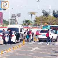 深圳灣口岸交通亂象叢生，有汽車胡亂泊車及落客。（黃少君攝）