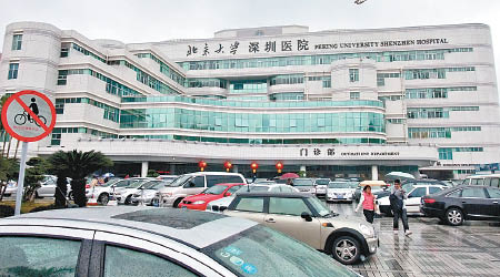北京大學深圳醫院附近經常出現車龍。（資料圖片）