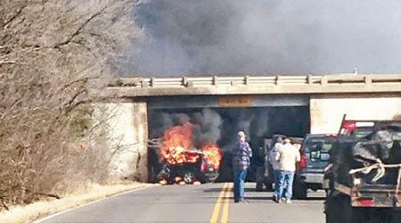 私家車猛撼橋墩後起火。   （互聯網圖片）