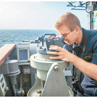 美軍在艦上視察海面情況。（互聯網圖片）