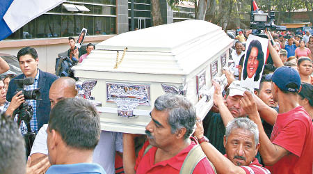 卡塞雷斯的支持者在首都為她舉行葬禮。