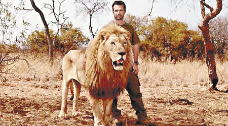 理查森愛與獅子交流。
