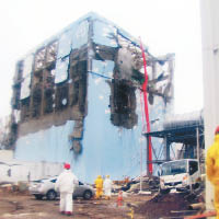 當年核災爆發後，福島核電廠工作人員急忙灑水降溫。