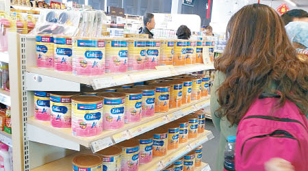 近年不少中國人到外地瘋搶奶粉。（資料圖片）