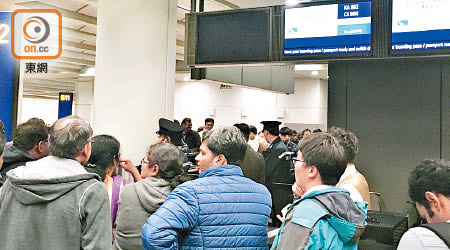 香港赤鱲角機場有大批乘客滯留。（讀者提供圖片）