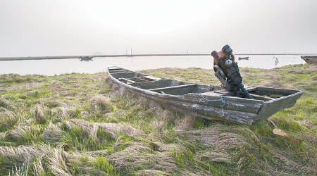鄱陽湖變成萬畝「草原」，小船在湖洲擱淺。（互聯網圖片）