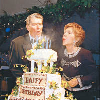 列根（左）與南茜（右）一九九三年一起慶祝生日。