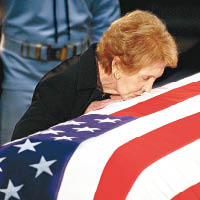 南茜在丈夫列根的喪禮上親吻棺槨。