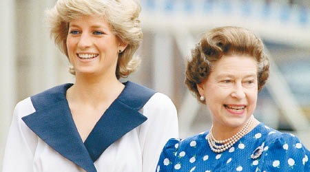 英女王（右）近年對戴妃（左）的觀感已軟化。（資料圖片）