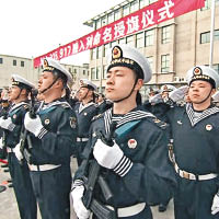 入列命名授旗儀式於東海艦隊某軍港舉行。