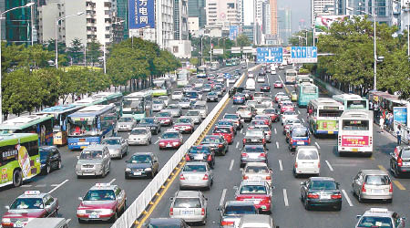 深圳上下班高峰經常塞車。 （資料圖片）