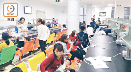 深圳市兒童醫院擠滿等候的家長及病童。（黃少君攝）