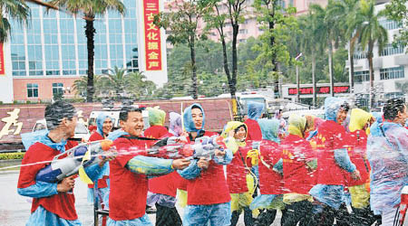 微雨無阻民眾狂歡。（互聯網圖片）