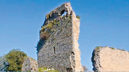 古堡的大部分結構倒塌而需要修復。