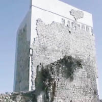 古堡修復後，泥黃色外牆被填上灰色石屎，頂部更被削平。